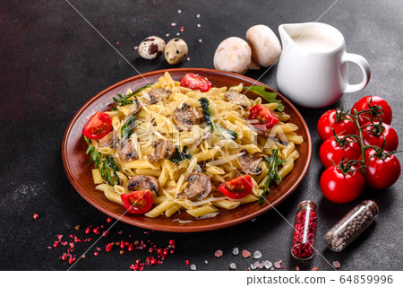 Pasta with mushrooms, cheese, spinach and rukkola Pasta with mushrooms, cheese, spinach and rukkola 64859996