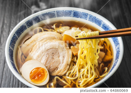 醬油拉麵 64860069