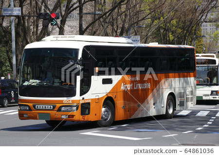 Tokyo Airport Traffic (Limousine Bus / Nissan Space Arrow) going through Nishi-Shinjuku 64861036