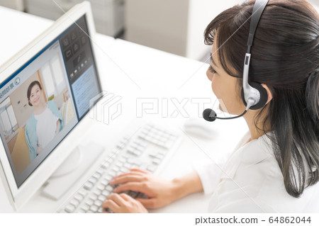 White coat, operator, telephone consultation, screen 64862044