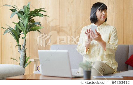 女高級遠程辦公 64863412