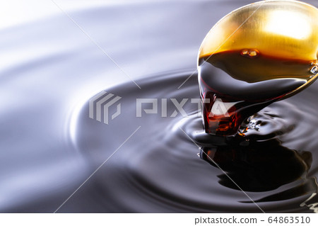 Pour soy sauce 64863510