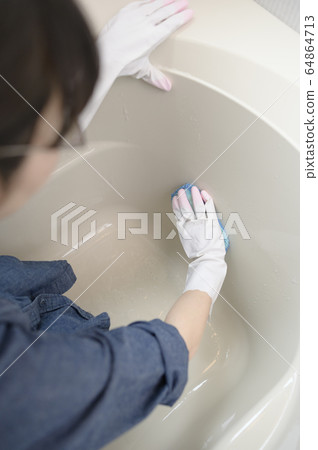 Cleaning the bath Cleaning the bath 64864713