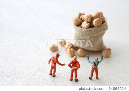 Food crisis, money and humans 64864924