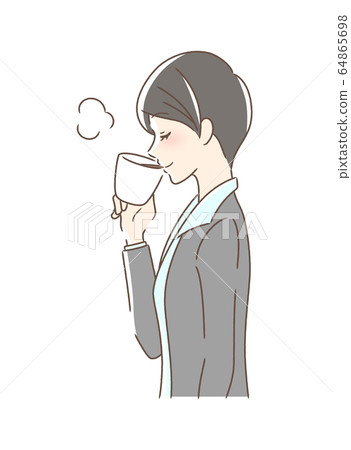 一個女人喝McCup咖啡的側面 64865698