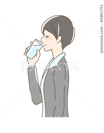 女人喝警察水的側面 女人喝警察水的側面 64865701