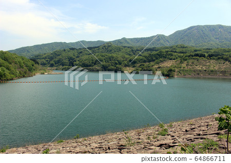 湖泊和山地景觀 64866711
