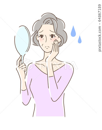 一個女人看著手鏡與不安的表情 一個女人看著手鏡與不安的表情 64867189