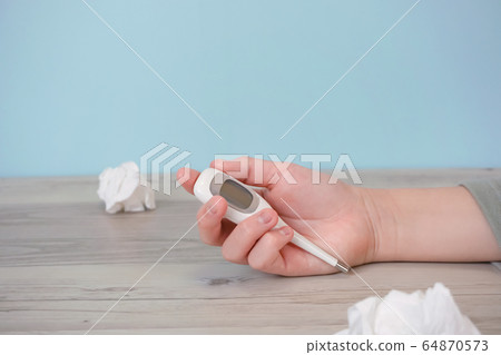 一個用溫度計測量體溫的孩子 一個用溫度計測量體溫的孩子 64870573