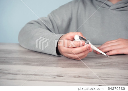 一個用溫度計測量體溫的孩子 64870580