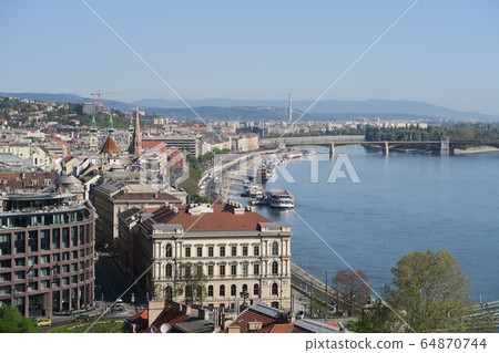 多瑙河布達佩斯的明珠布達佩斯，從皇宮的山丘上取下來 64870744