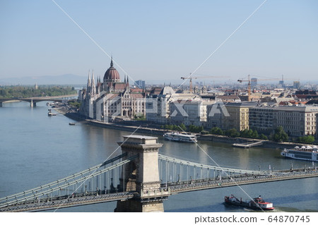 國立國會大廈和庫薩里橋取自王宮的山丘 64870745