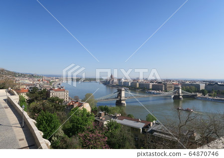 庫薩里橋取自布達佩斯多瑙河明珠的皇宮山丘 64870746