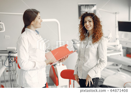 Beautiful girl sitting in the dentist's office 64871408