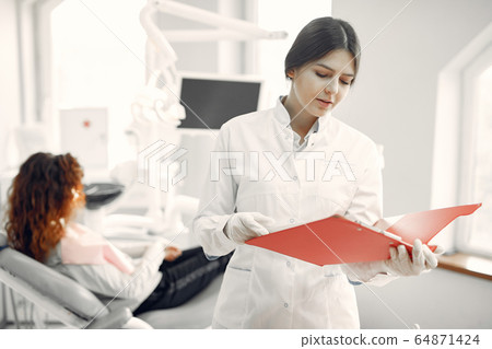 Beautiful girl sitting in the dentist's office 64871424