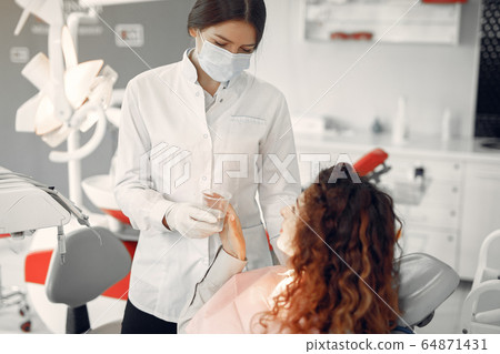 Beautiful girl sitting in the dentist's office 64871431