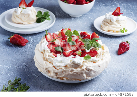 Cake Pavlova with meringue, strawberry and cream 64871592