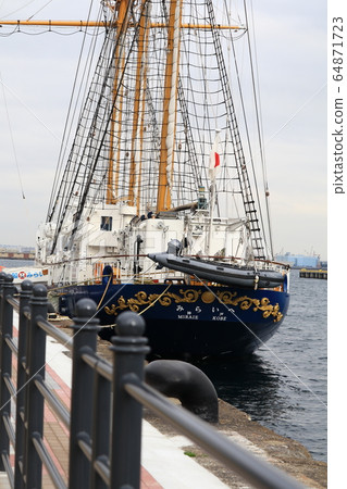 帆船停泊在橫濱新港 64871723