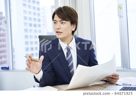 A young businessman 64871925