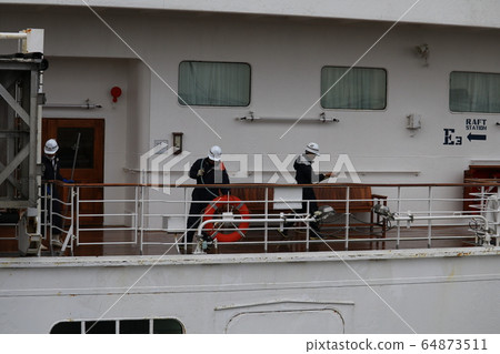 停泊在橫濱港的船舶作業 停泊在橫濱港的船舶作業 64873511