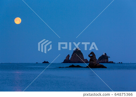 Nishiizu Otako coast from Godzilla rock and full moon Nishiizu Otako coast from Godzilla rock and full moon 64875366