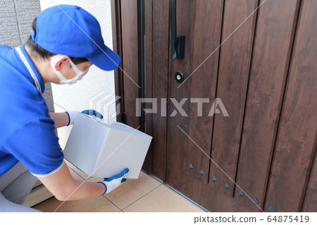 No face-to-face meeting (operator male job 30's businessman person deliveryman courier cardboard entrance) No face-to-face meeting (operator male job 30's businessman person deliveryman courier cardboard entrance) 64875419