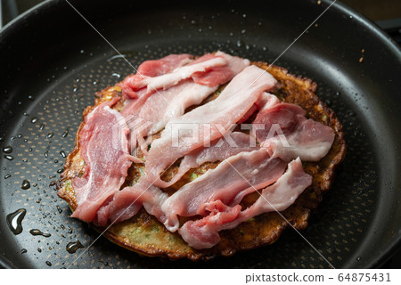 大阪式禦好燒的家常菜:將豬肉放在烤盤上再烤 大阪式禦好燒的家常菜:將豬肉放在烤盤上再烤 64875431