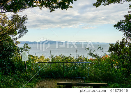 浦賀明神山的浦賀海峽和房總半島景觀 浦賀明神山的浦賀海峽和房總半島景觀 64875646