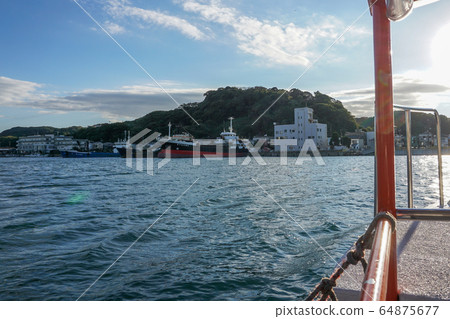 A view of Nishiuraga on the opposite bank from the ferryboat of Uraga 64875677