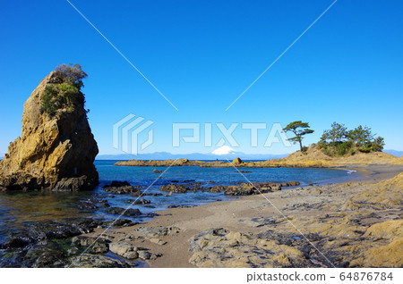 View of Mount Fuji from Akiya/Tateishi Coast (Yokosuka City) 64876784