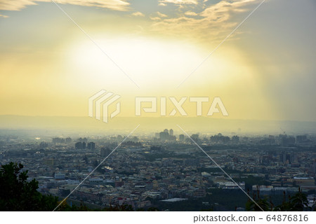 穿透太陽的雲層，美麗的薄霧，Teru Ryo Earth City City。 64876816