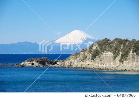 Overlooking Mt. Fuji in winter over Chojagasaki (Yokosuka City, Kanagawa Prefecture) 64877066