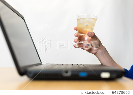 與朋友在家在線飲酒聚會 與朋友在家在線飲酒聚會 64878603