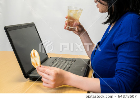 與朋友在家在線飲酒聚會 與朋友在家在線飲酒聚會 64878607