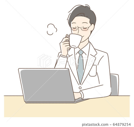 一個人在他的個人電腦前喝咖啡 一個人在他的個人電腦前喝咖啡 64879254