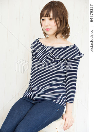 坐在椅子上的女人 64879337