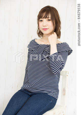 坐在椅子上的女人 坐在椅子上的女人 64879338