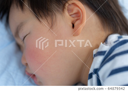 嬰兒的睡覺的臉幼児散景 嬰兒的睡覺的臉幼児散景 64879342