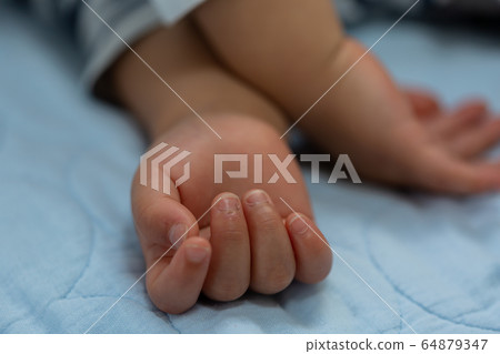 嬰兒舉手男孩的散景 嬰兒舉手男孩的散景 64879347