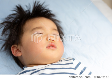 嬰兒的睡覺的臉幼児散景 嬰兒的睡覺的臉幼児散景 64879348