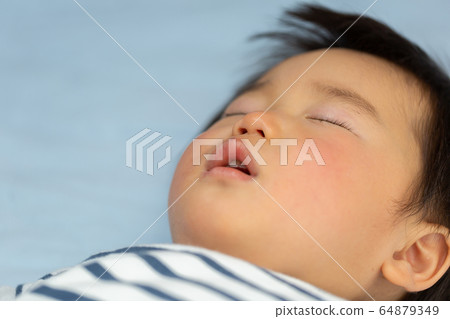 嬰兒的睡覺的臉幼児散景 嬰兒的睡覺的臉幼児散景 64879349