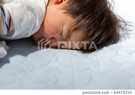 嬰兒的睡覺的臉幼児散景 嬰兒的睡覺的臉幼児散景 64879350