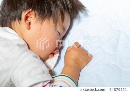 嬰兒的睡覺的臉幼児散景 64879351