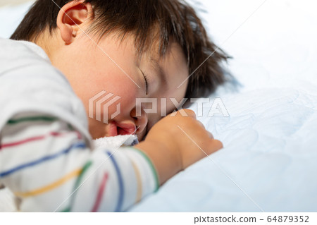 嬰兒的睡覺的臉幼児散景 嬰兒的睡覺的臉幼児散景 64879352