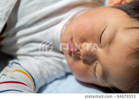 嬰兒的睡覺的臉幼児散景 嬰兒的睡覺的臉幼児散景 64879353