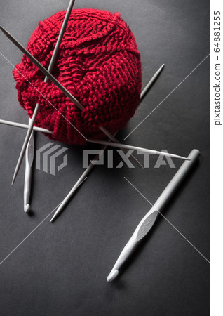 ball of wool and knitting needles ball of wool and knitting needles 64881255