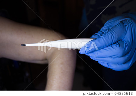 Digital thermometer measuring temperature to Digital thermometer measuring temperature to 64885618