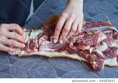 Step-by-step recipe for pork knuckle roll, 64885641