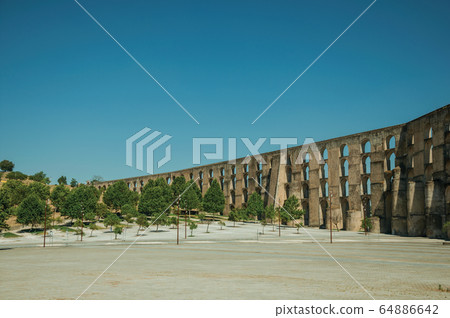 Aqueduct with arches and rectangular pillars in Elvas 64886642