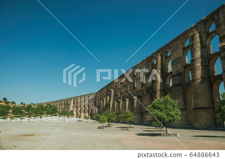 Aqueduct with arches and rectangular pillars in Elvas 64886643